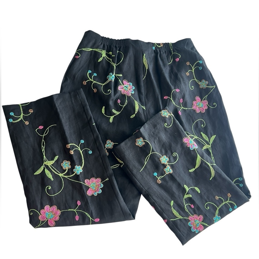 S.L.B. Womens Linen
Embroidered Crop Size 4
Pants Black Floral - Picture 2 of 5